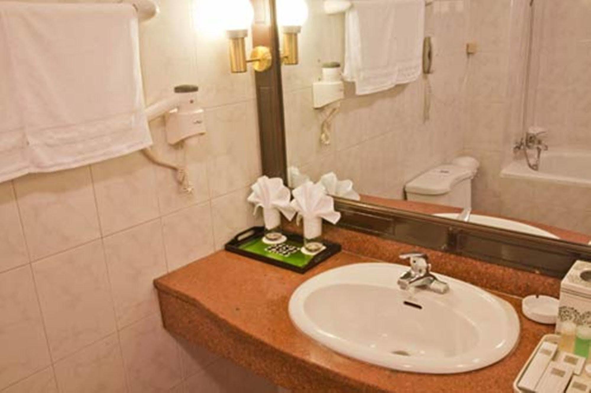 Green Park Hotel Hanoï Extérieur photo