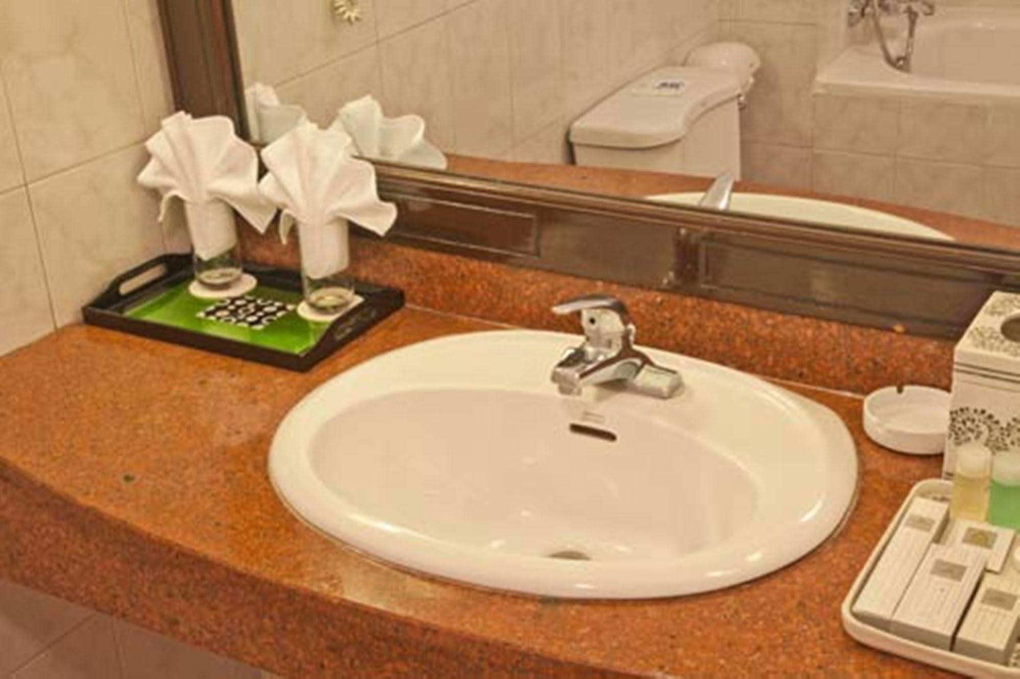 Green Park Hotel Hanoï Extérieur photo