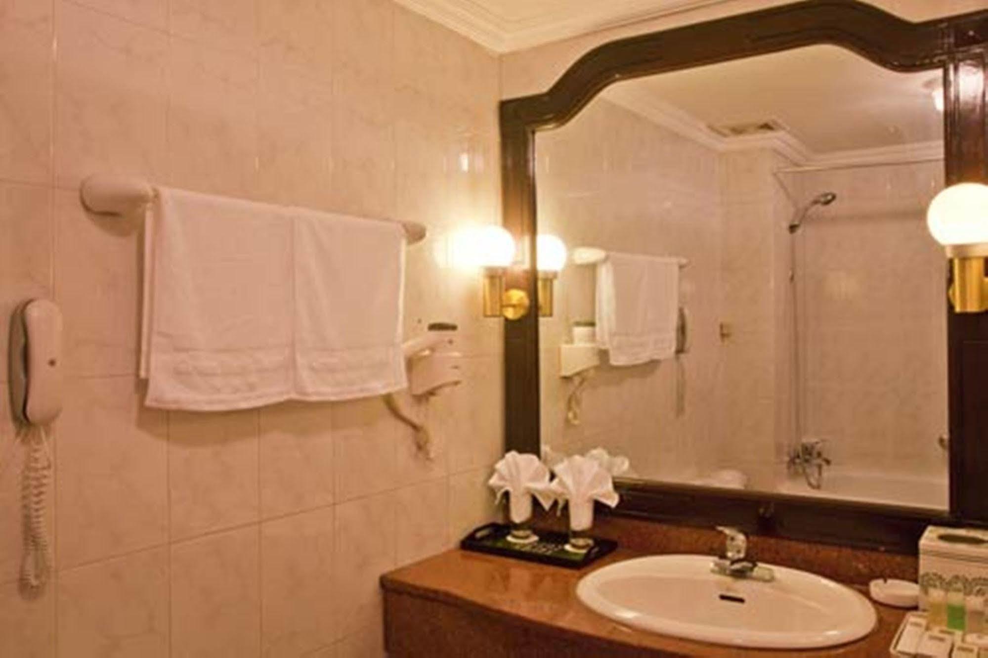 Green Park Hotel Hanoï Extérieur photo