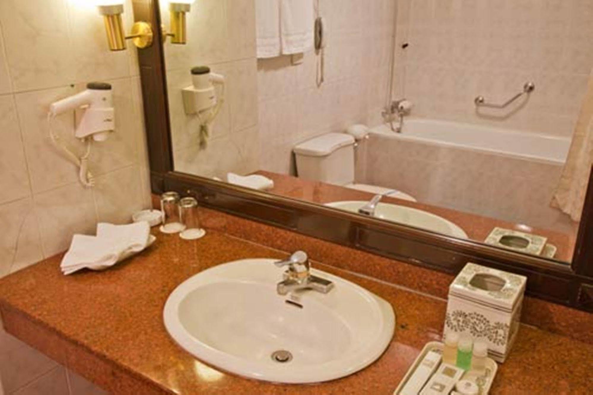 Green Park Hotel Hanoï Extérieur photo